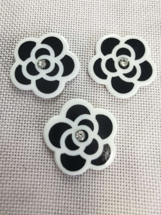 Needle Minder -Black & White Flower. Sparkle Centre.