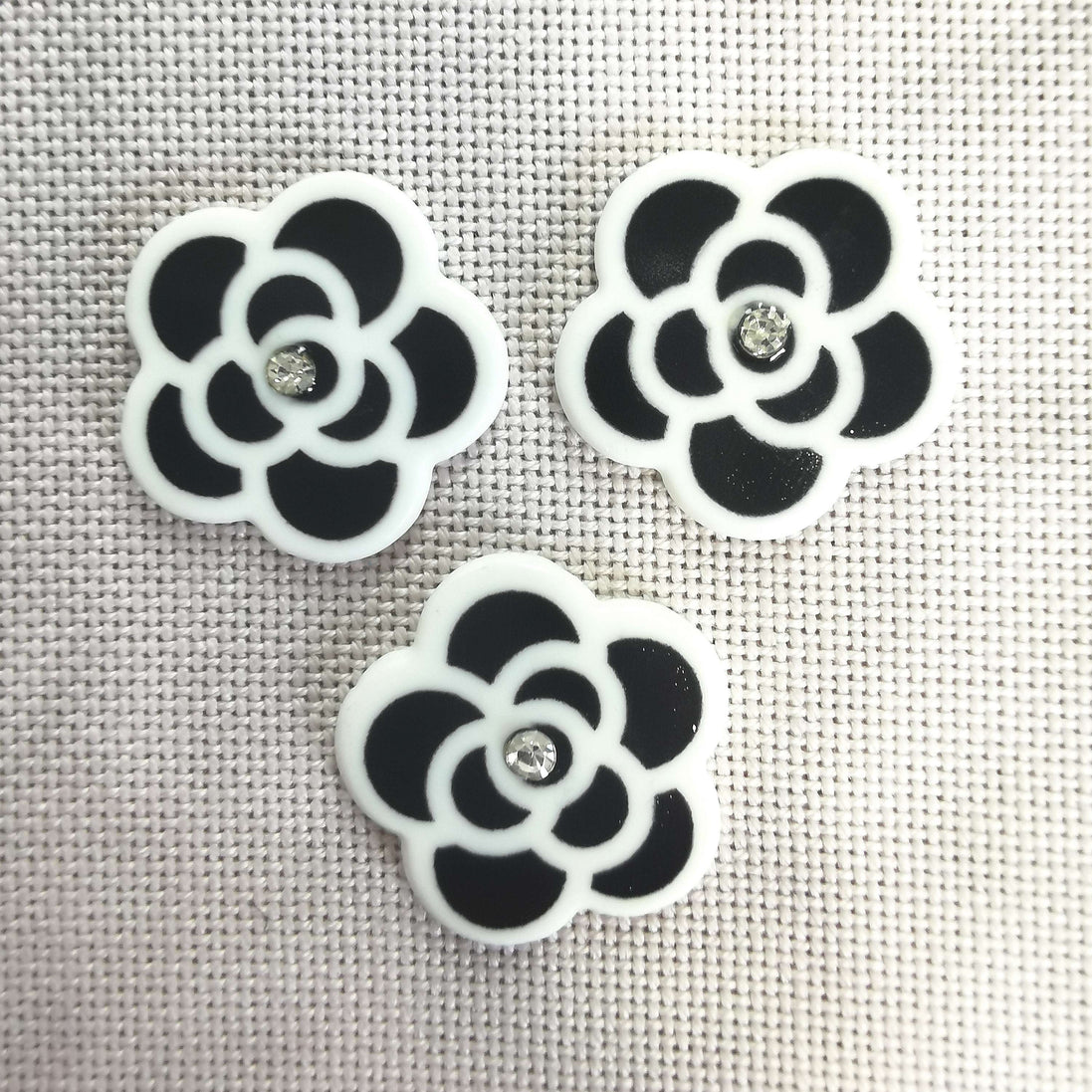 Needle Minder -Black & White Flower. Sparkle Centre.
