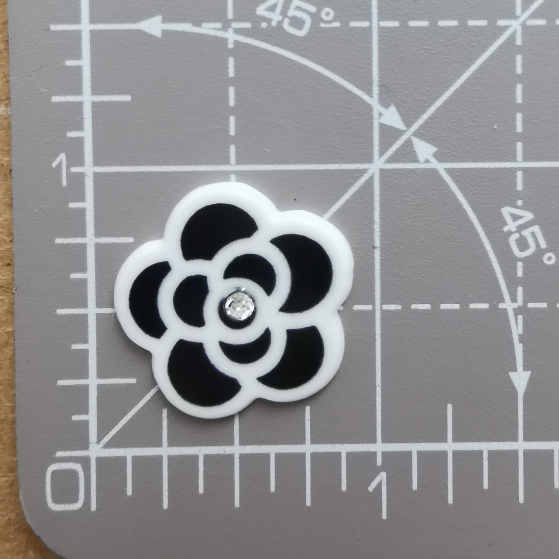 Needle Minder -Black & White Flower. Sparkle Centre.